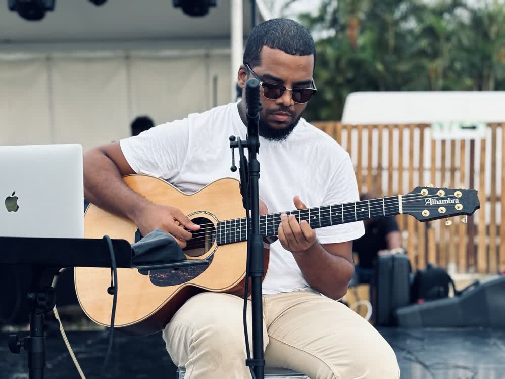 Guitariste en concert acoustique sur une scène extérieure lors d'un événement Pull Up à La Réunion