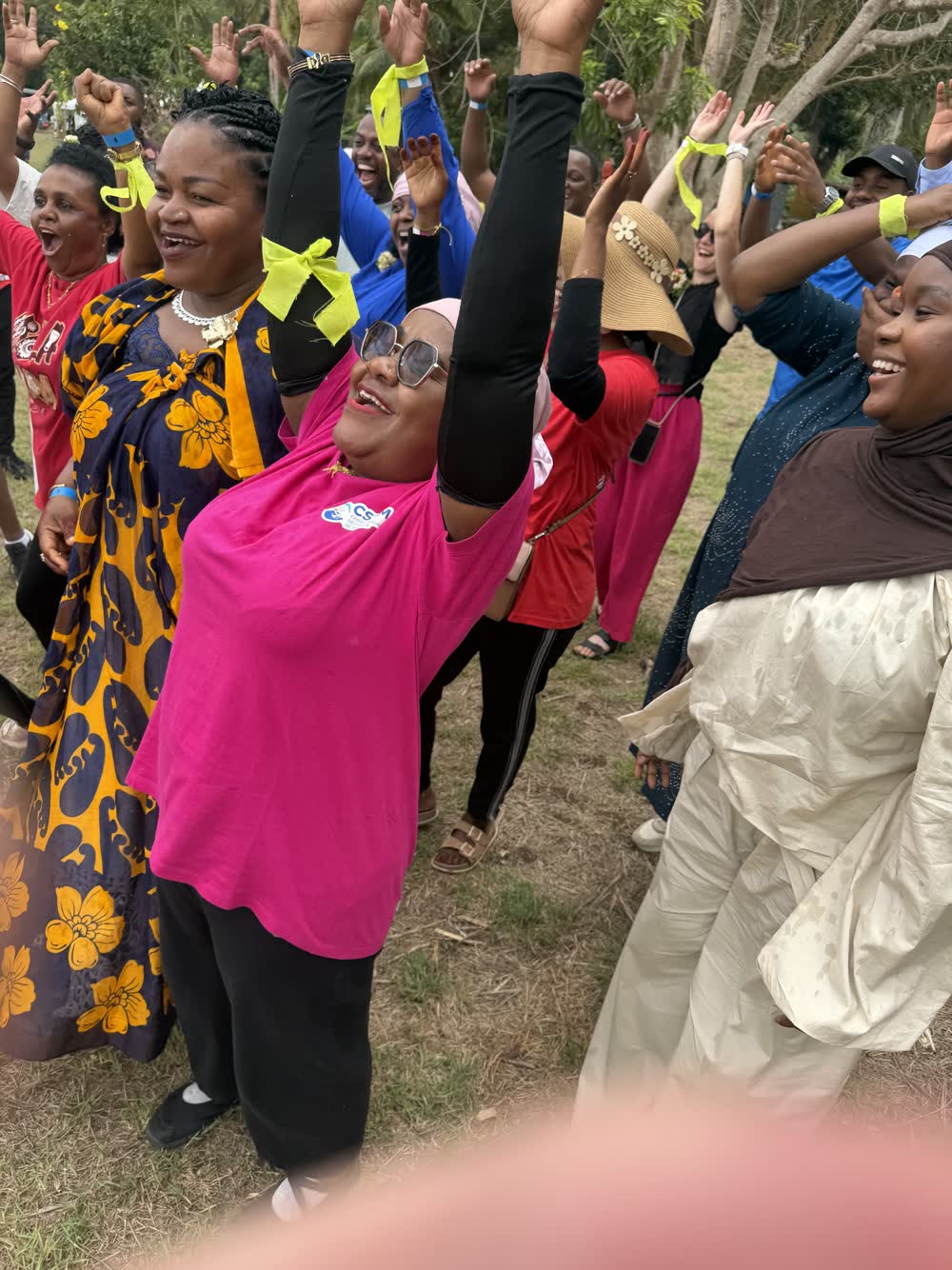 Agents de la CSSM bras levés pendant le final de leur journée à Mayotte, séquence d'aftermovie