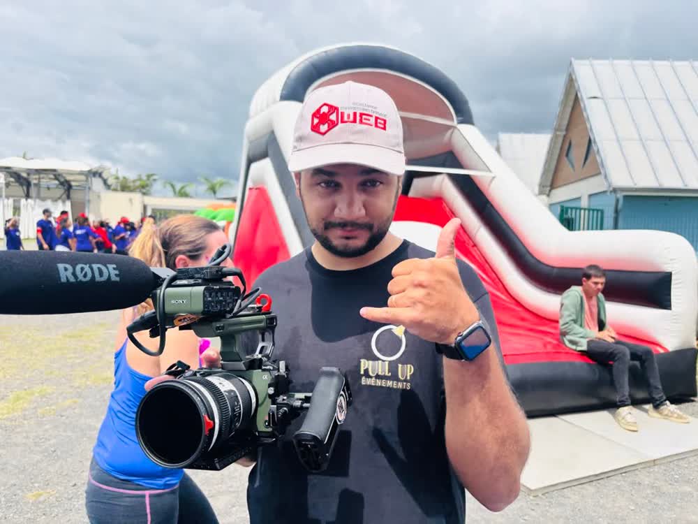Tony Boyer, vidéaste Pull Up Événements, caméra Sony et micro Rode en main sur un événement à La Réunion